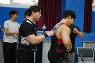 힘의터전 박병열 코치 파워리프팅 지도 장면